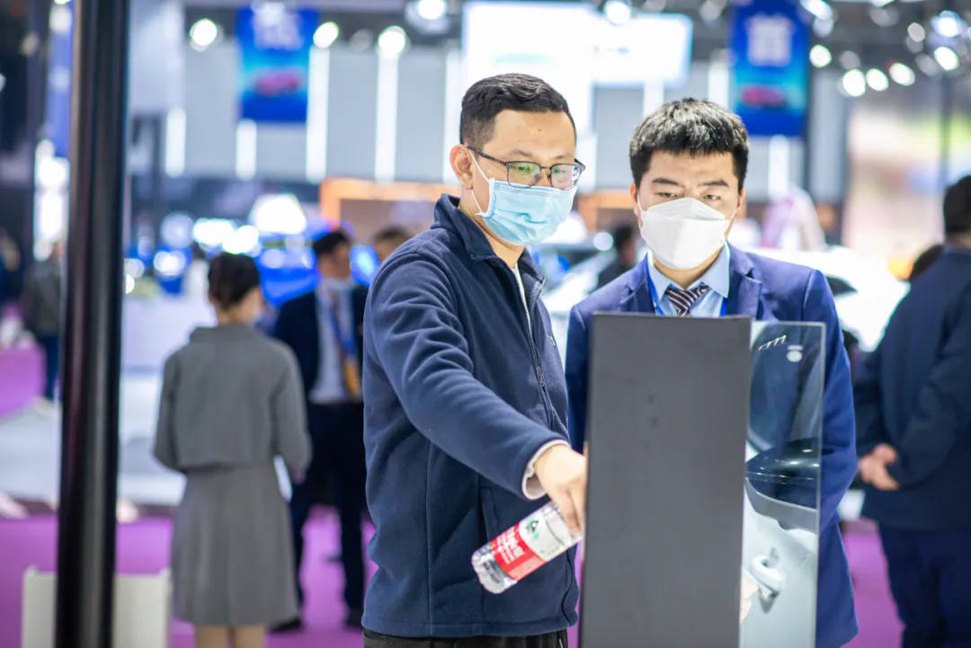 爱游戏入口赛地聚焦——欧联转会期热度飙升，克里夫兰骑士完成体检，媒体盛赞，更衣室氛围转暖的简单介绍